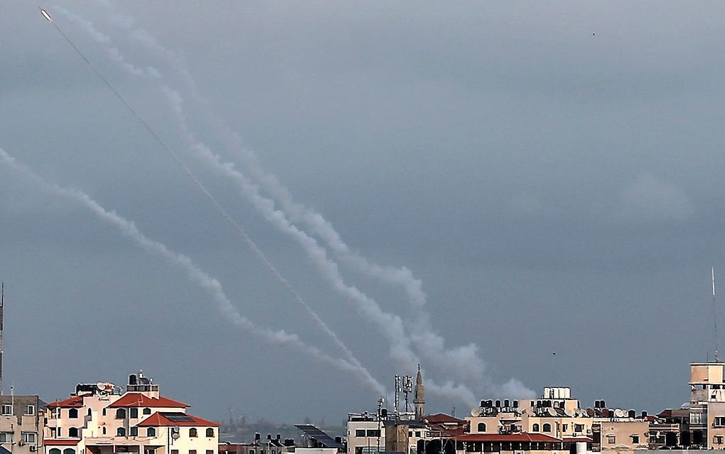 Raketten maandag vanuit de Gazastrook richting Israel. beeld AFP