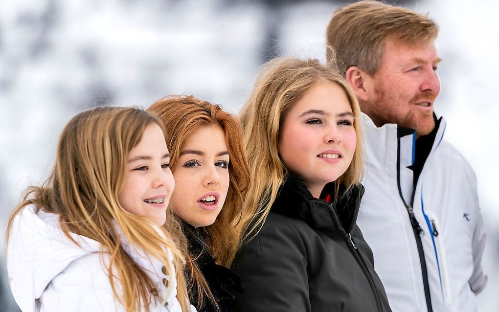 Koning Willem-Alexander met Prinses Amalia, Prinses Alexia en Prinses Ariane tijdens de jaarlijkse fotosessie van de koninklijke familie in Lech. beeld ANP