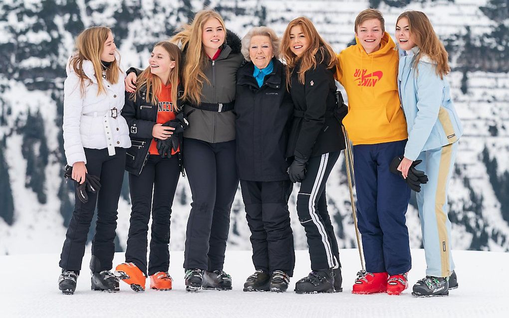 Prinses Beatrix met haar kleinkinderen in Lech, februari 2020. Rechts Eloise. beeld AFP