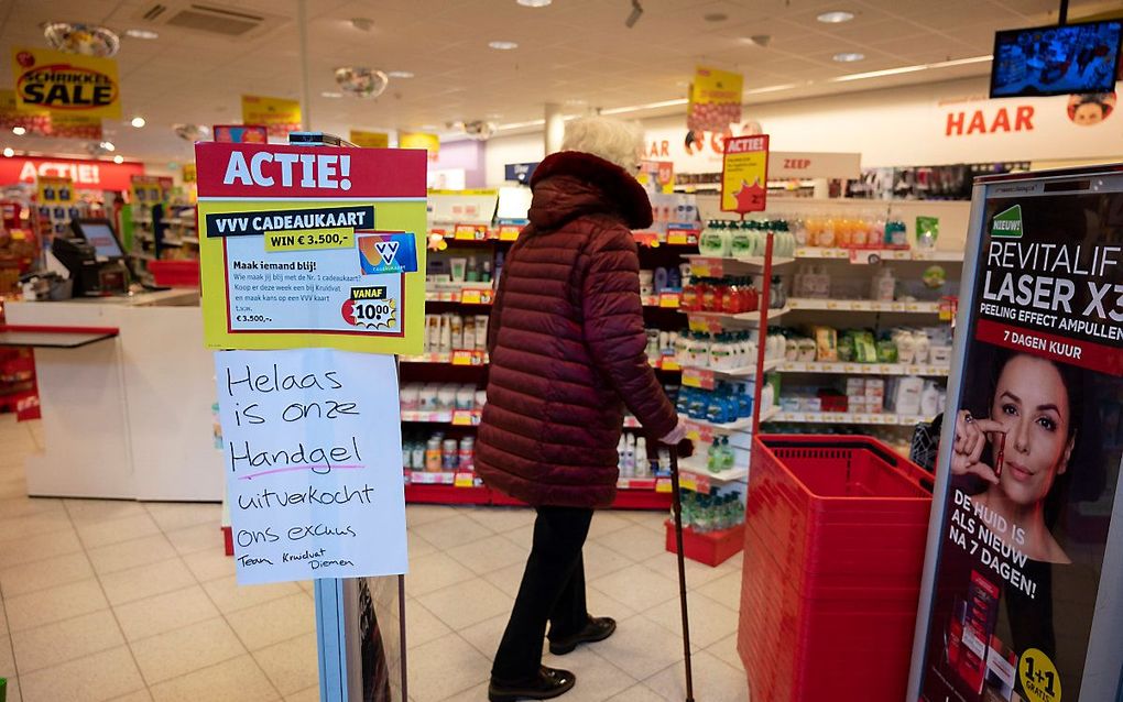 Bij een filiaal van Kruidvat was vrijdag de handgel uitverkocht. beeld ANP