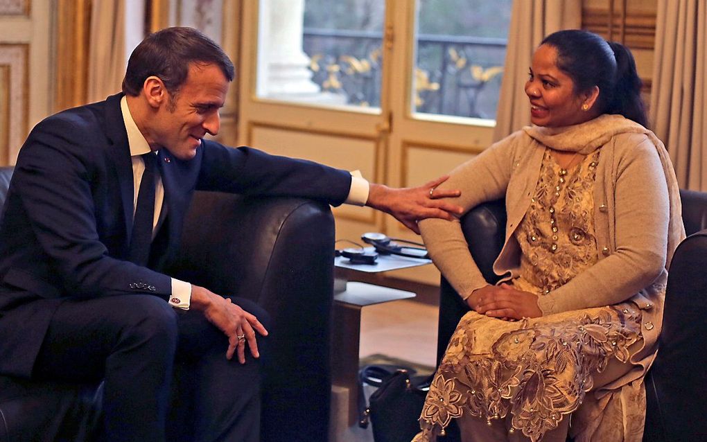 Asia Bibi op bezoek bij de Franse president Emmanuel Macron, in februari 2020. beeld EPA, Rafael Yaghobzadeh