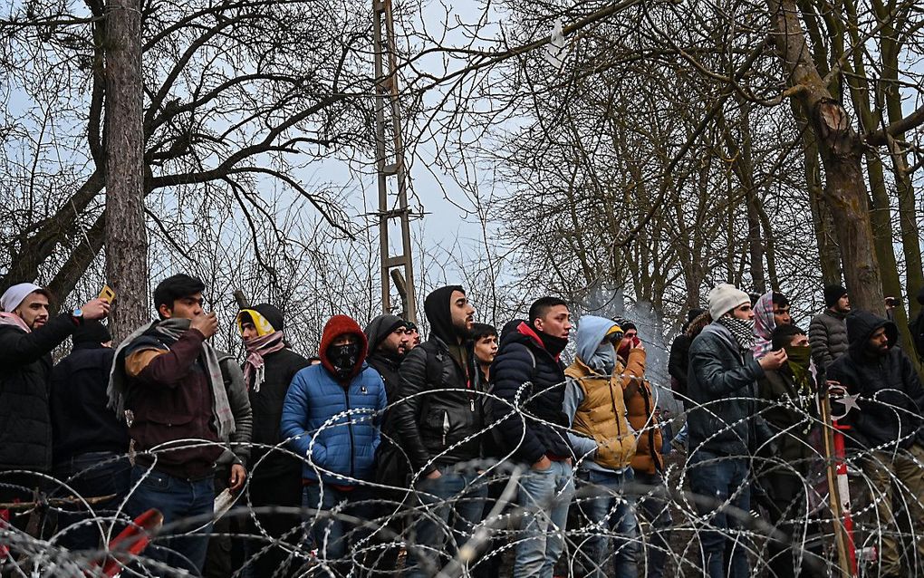 Immigranten wachten bij de Grieks-Turkse grens. beeld AFP