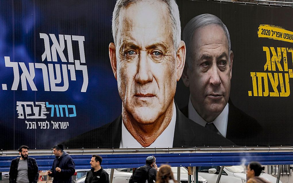 Gantz (l.) en Netanyahu op een verkiezingposter. beeld AFP