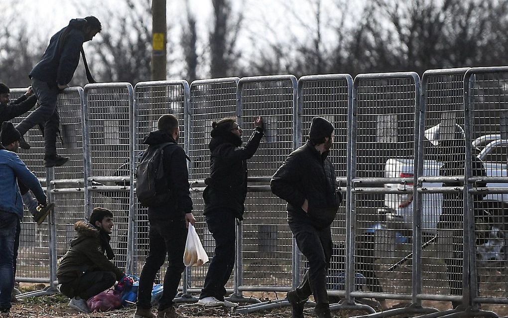 Migranten proberen de grens tussen Turkije en Griekenland te passeren. beeld AFP