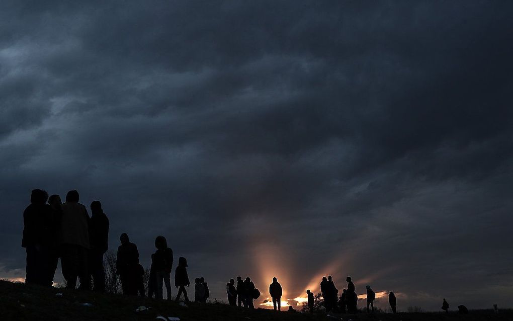 Migranten op weg naar de grens met Griekenland bij het vallen van de avond. beeld EPA