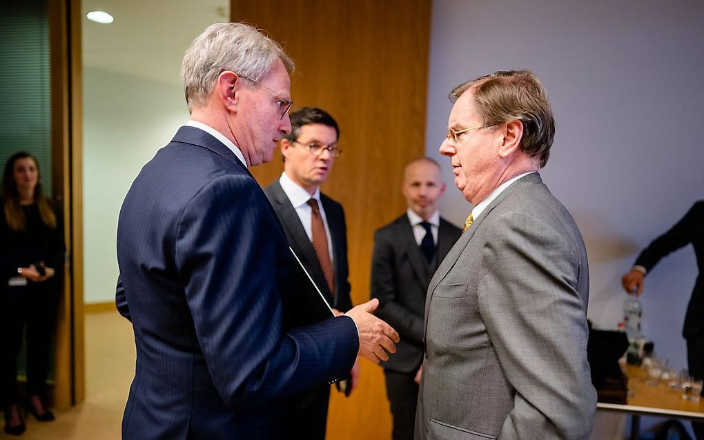 Een Zeeuwse delegatie na afloop van een persconferentie over het schrappen van de komst van een marinierskazerne naar Vlissingen. beeld ANP