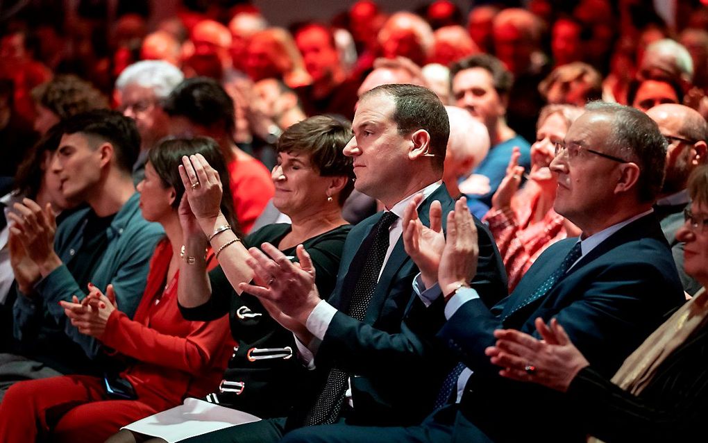 Politiek leider Lodewijk Asscher samen met Lilianne Ploumen (L) en Ahmed Aboutaleb (R) tijdens het jaarlijkse partijcongres van de PvdA. beeld ANP