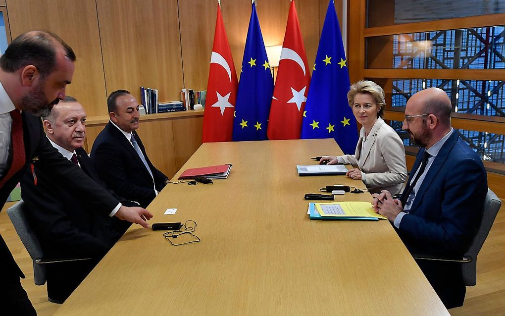 Het gesprek tussen Erdogan en leiders van de Europese Unie in Brussel. beeld EPA