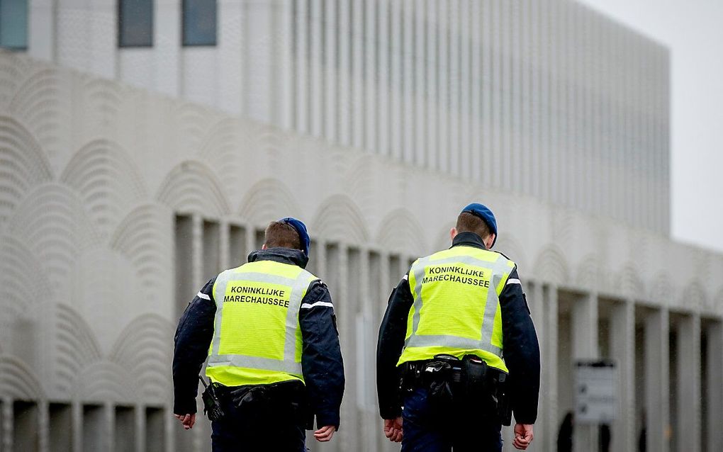 Beveiliging bij de rechtbank in het Justitieel Complex Schiphol, waar het internationale MH17-proces plaatsvindt. beeld ANP