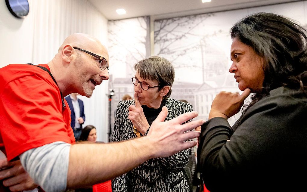 Jetta Klijnsma (midden) in gesprek met gedupeerde ouders na afloop van een persconferentie over het eindrapport van de adviescommissie uitvoering toeslagen, maart dit jaar. beeld ANP