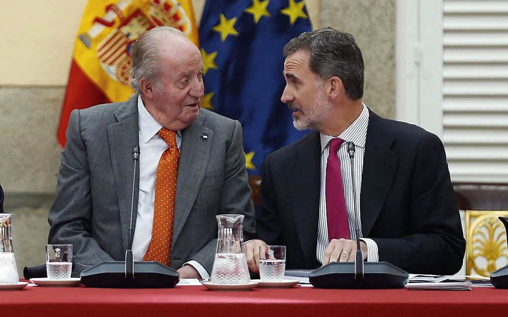 De voormalige Spaanse koning Juan Carlos (l.) met zijn zoon Felipe. beel EPA, Paco Campos