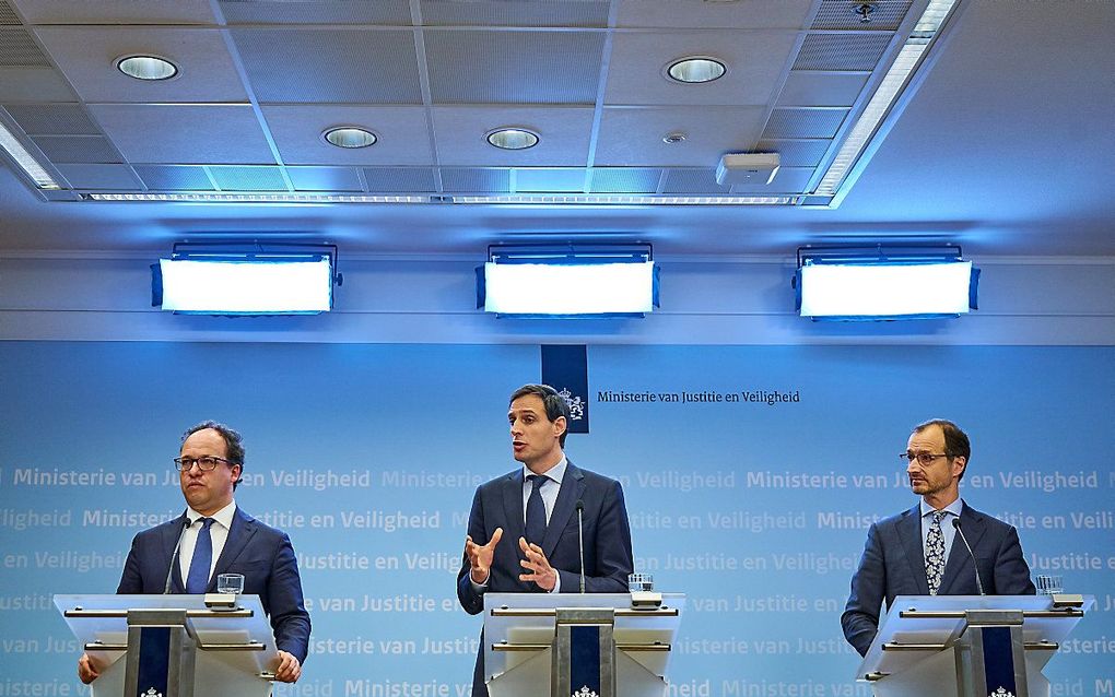 V.l.n.r. de ministers Koolmees (Sociale Zaken en Werkgelegenheid), Hoekstra (Financiën) en Wiebes (Economische Zaken), dinsdag tijdens de persconferentie over het noodpakket. beeld ANP, Phil Nijhuis