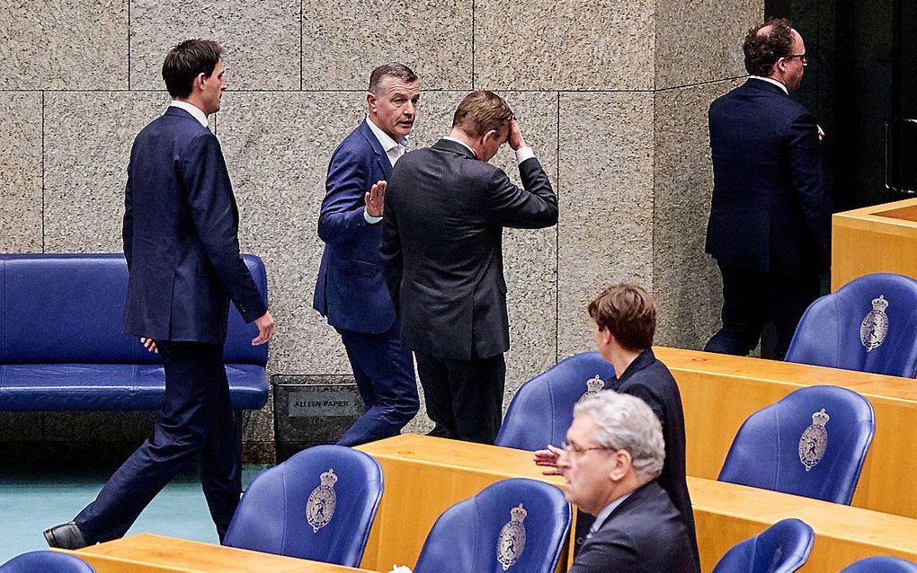 Minister Bruins (m.) voor Medische Zorg werd even onwel vanwege een flauwte en moest het Kamerdebat van woensdag vroegtijdig verlaten. beeld ANP, Phil Nijhuis