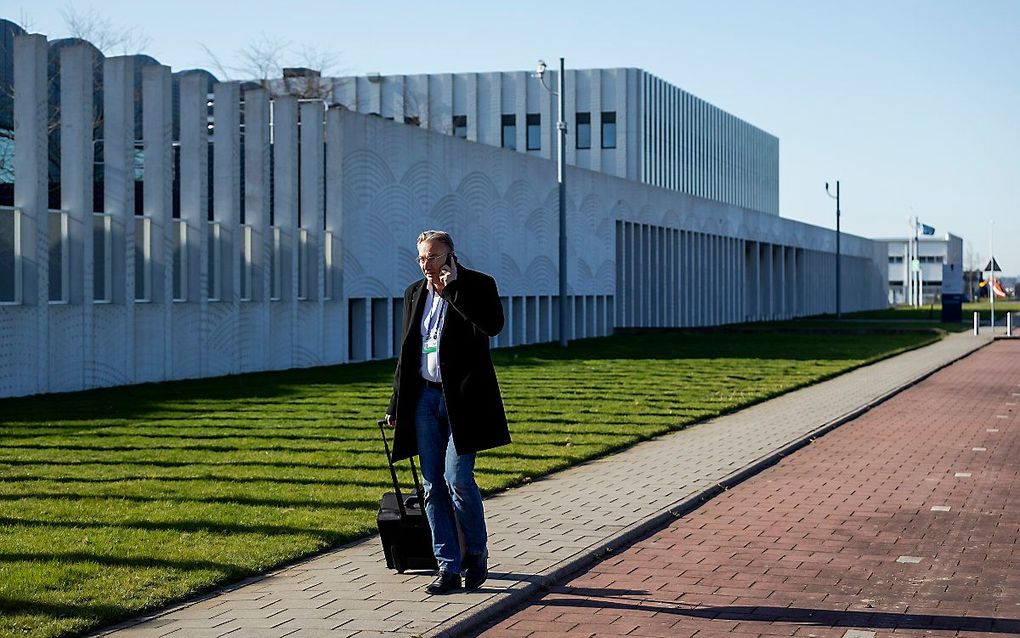 Advocaat Maarten Pijnenburg, lid van het MH17-Rechtsbijstandteam, komt aan bij het zwaarbeveiligde Justitieel Complex Schiphol voor het proces over het neerhalen van vlucht MH17. Nabestaanden, pers en belangstellenden zijn echter niet welkom bij deze zitt