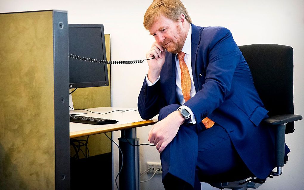 Koning Willem-Alexander tijdens een werkbezoek aan de GGD in Tilburg, die op 27 februari de eerste coronabesmetting in Nederland constateerde. Willem-Alexander sprak onder meer met medisch deskundigen over de verschillende fasen in de aanpak van de uitbra