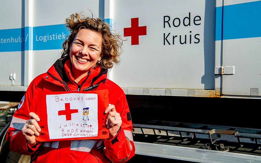 Marieke van Schaik, directeur van het Rode Kruis, bij het inladen van beschermingsmiddelen die zijn ingeleverd en gesorteerd bij een inzamelingsactie. beeld ANP