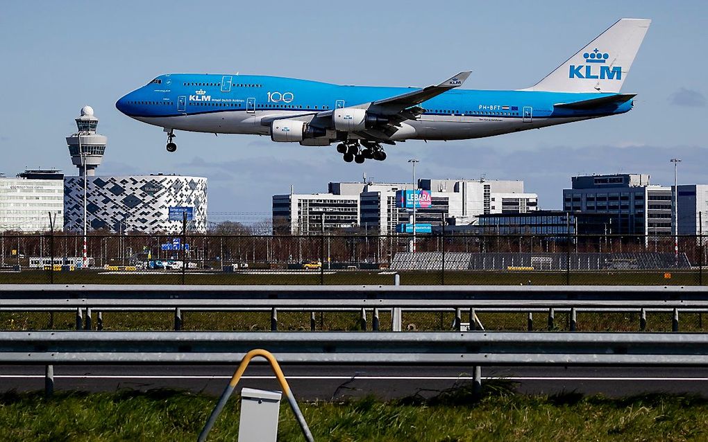 Een Boeing 747-400 met de naam City of Tokyo landt na een vlucht uit Mexico-stad op Schiphol. Het is de laatste boeing 747 die door KLM wordt gebruikt voor een passagiersvlucht. De luchtvaartmaatschappij heeft vanwege de coronacrisis besloten om vervroegd