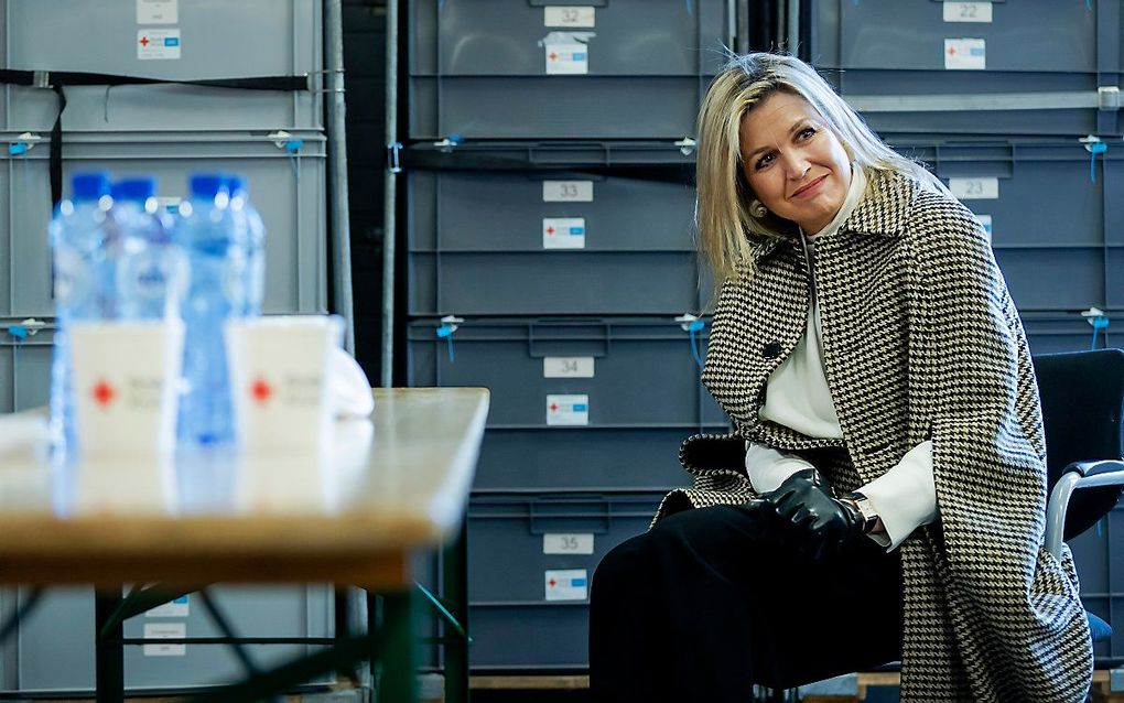 Koningin Maxima in gesprek met vrijwilligers van het Rode Kruis, die zich sinds de coronacrisis inzetten voor ouderen en kwetsbare mensen. beeld ANP