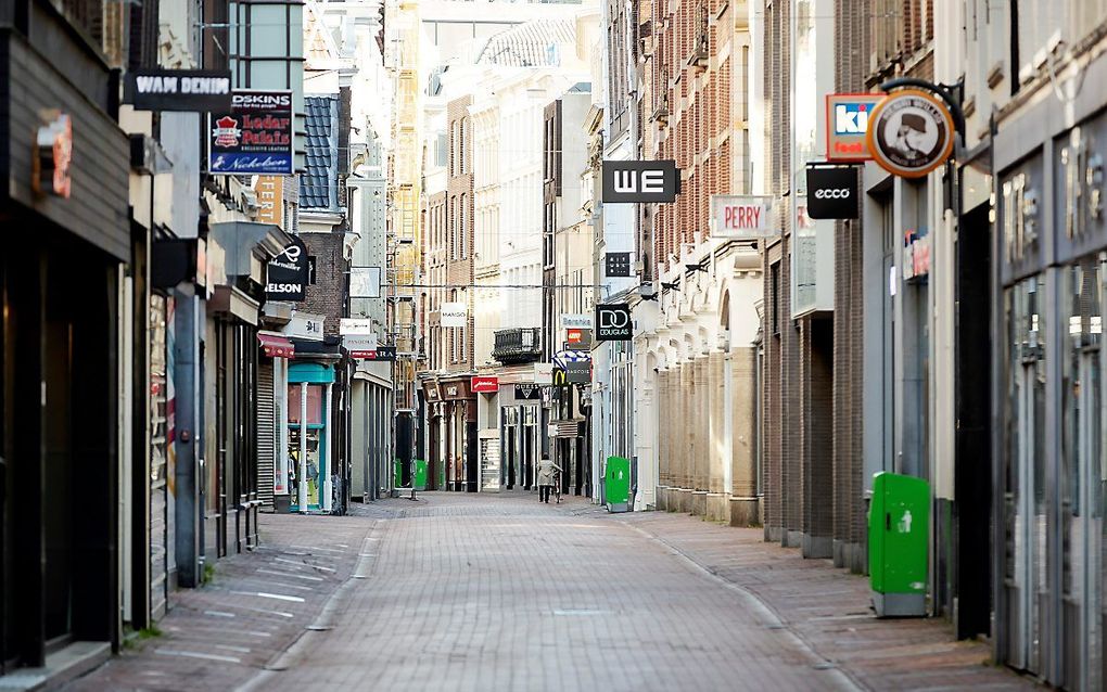 Een lege winkelstraat in het centrum van Amsterdam als gevolg van de coronacrisis (archieffoto). beeld ANP, Robin van Lonkhuijsen