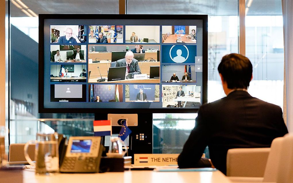 Minister Wopke Hoekstra tijdens een videoconferentie met de EU-ministers van Financien, over welke middelen moeten worden ingezet om de economische klap van de coronacrisis op te vangen. beeld ANP