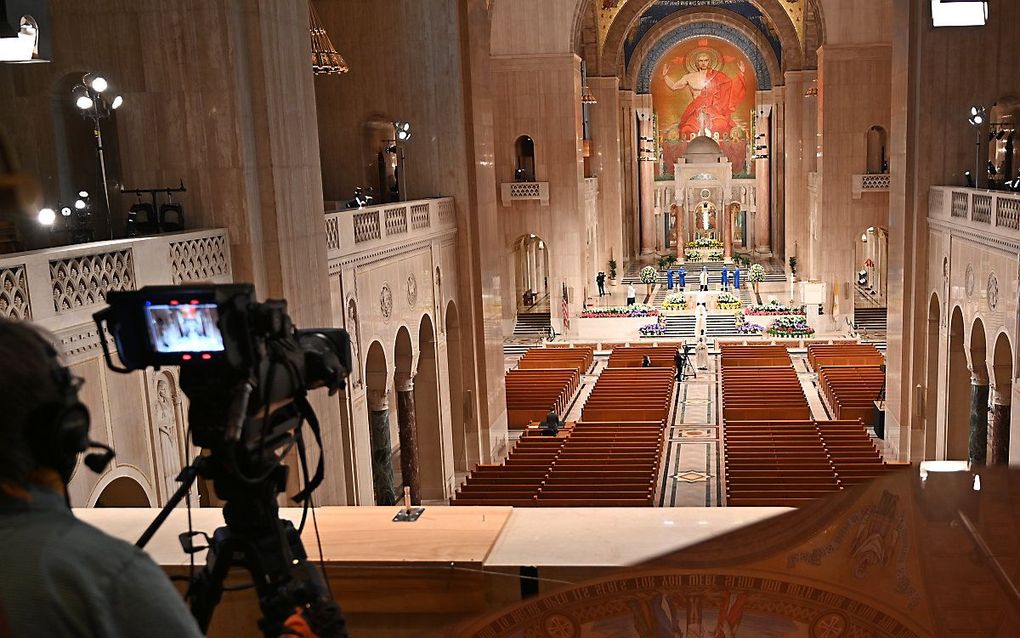 Een cameraman filmt een dienst in een kerk in Washington. beeld AFP