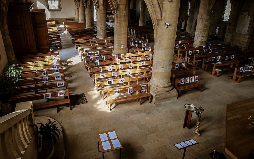 Foto's van kerkgangers in een Franse kerk. beeld EPA