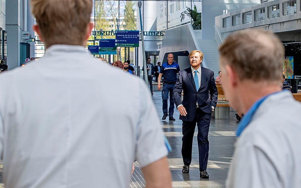 Het koningspaar is al wekenlang onvermoeibaar betrokken bij alle inspanningen die worden verricht ter bestrijding van corona. Foto: Koning Willem-Alexander tijdens een bezoek aan het Landelijk Coördinatiecentrum Patiënten Spreiding (LCPS) in het Eras-mus 