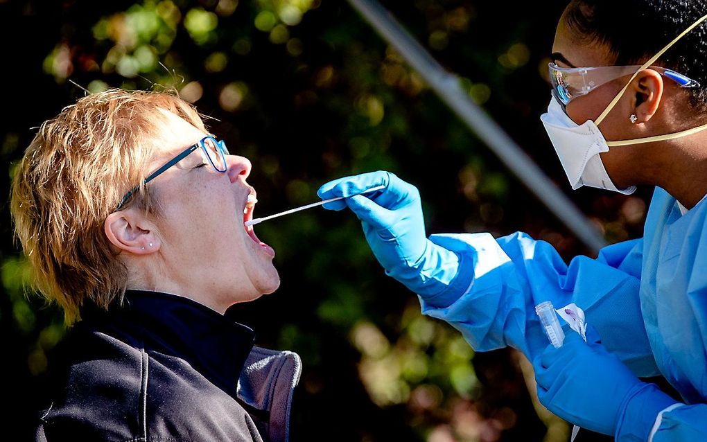 Zorgpersoneel wordt getest op het coronavirus. beeld ANP SEM VAN DER WAL