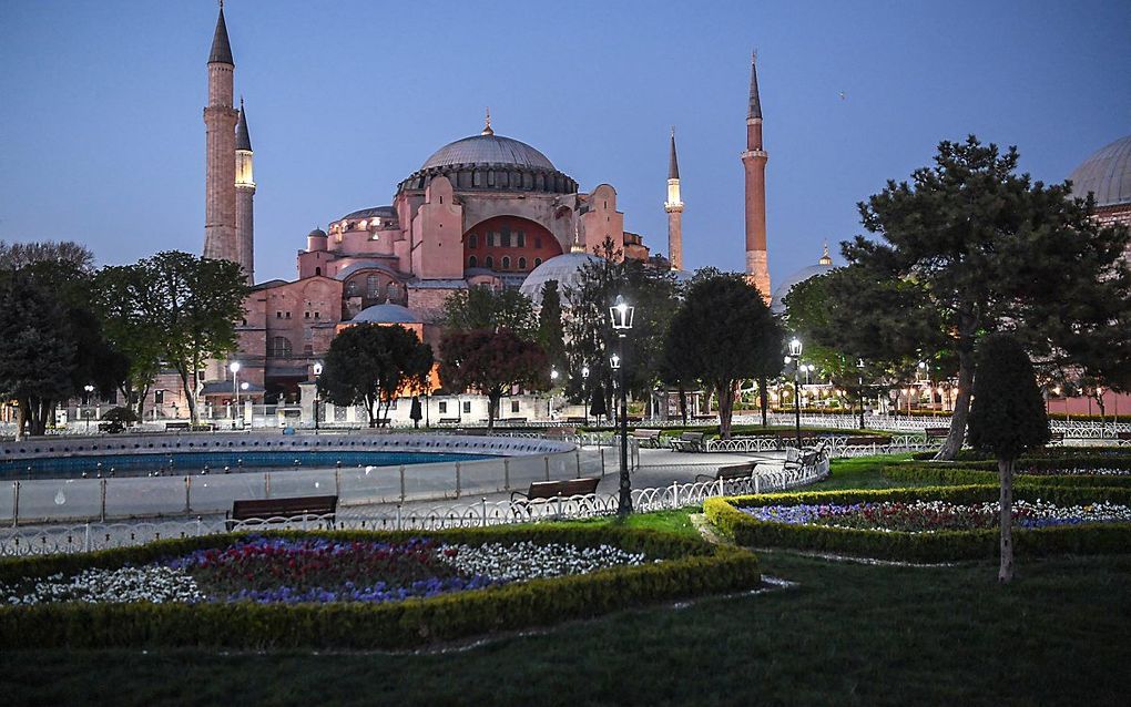 Op 29 mei klonk vanaf de minaretten van de Hagia Sophia in Istanbul voor het eerst in lange tijd weer een gebed. beeld AFP, Ozan Kose