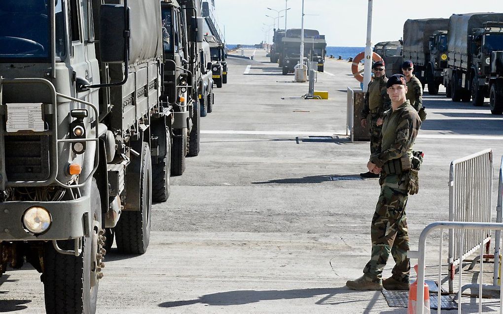 Nederlandse militairen verlenen hulp op Sint Maarten. beeld ANP