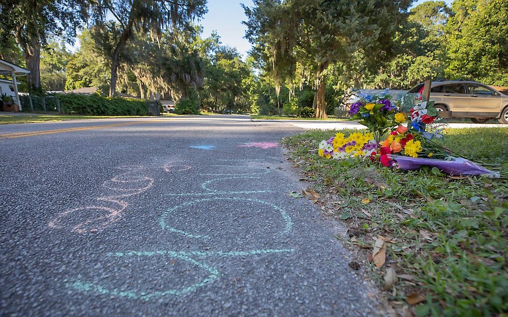 Bloemen op de plaats waar de hardloper is doodgeschoten. beeld EPA