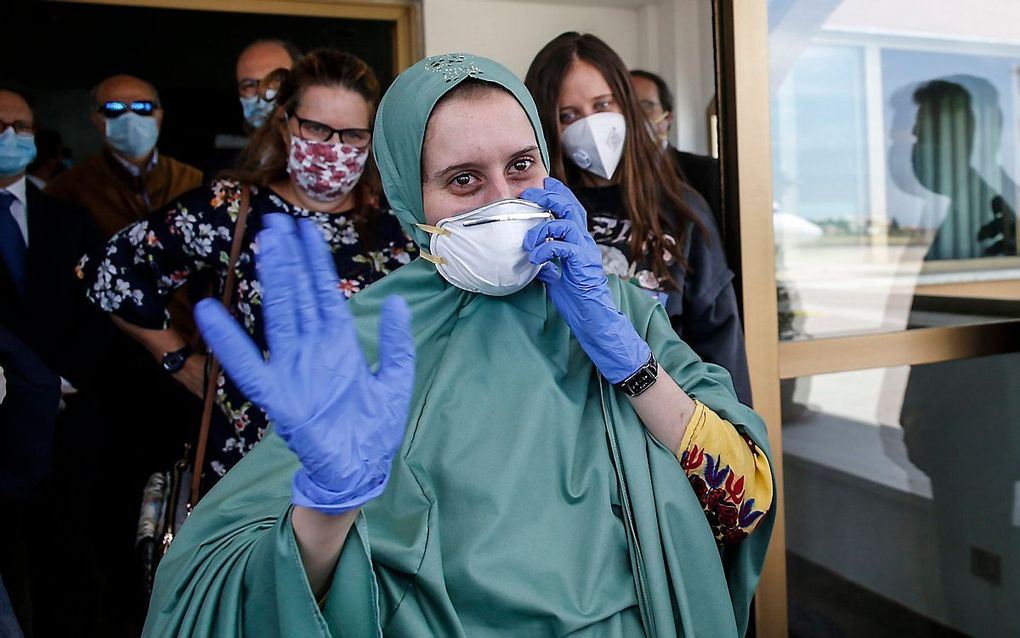 Silvia Romano bij haar aankomst op het vliegveld van Rome. beeld EPA