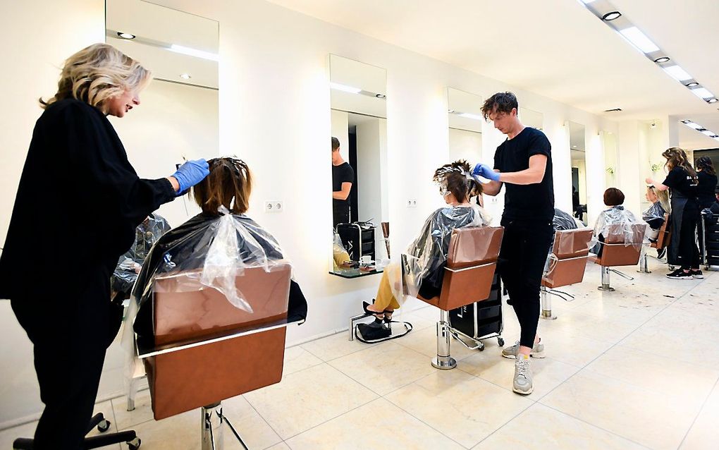 Medewerksters van het Jeroen Bosch ziekenhuis krijgen een knipbeurt in de salon van Mari van de Ven. De kapper opende als eerste salon van Nederland de deuren voor enkele ziekenhuismedewerkers, uit dank voor hun strijd tegen het coronavirus. beeld ANP