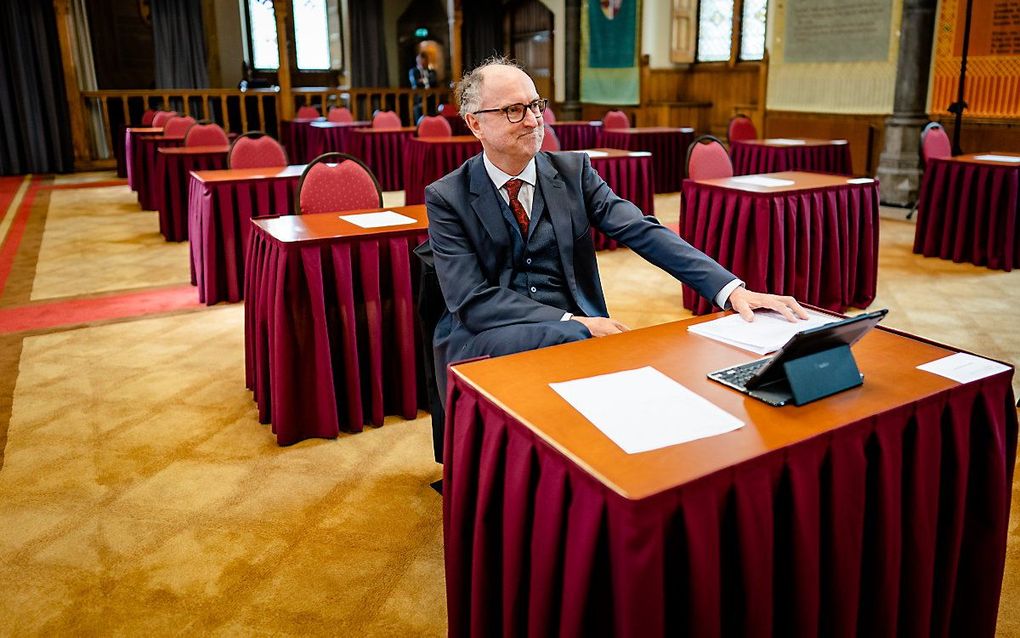 Paul Cliteur (FvD) tijdens de eerste plenaire vergadering in de Ridderzaal. Wegens de maatregelen rond het coronavirus is de oorspronkelijke plenaire zaal te klein voor de vergaderingen. beeld ANP BART MAAT