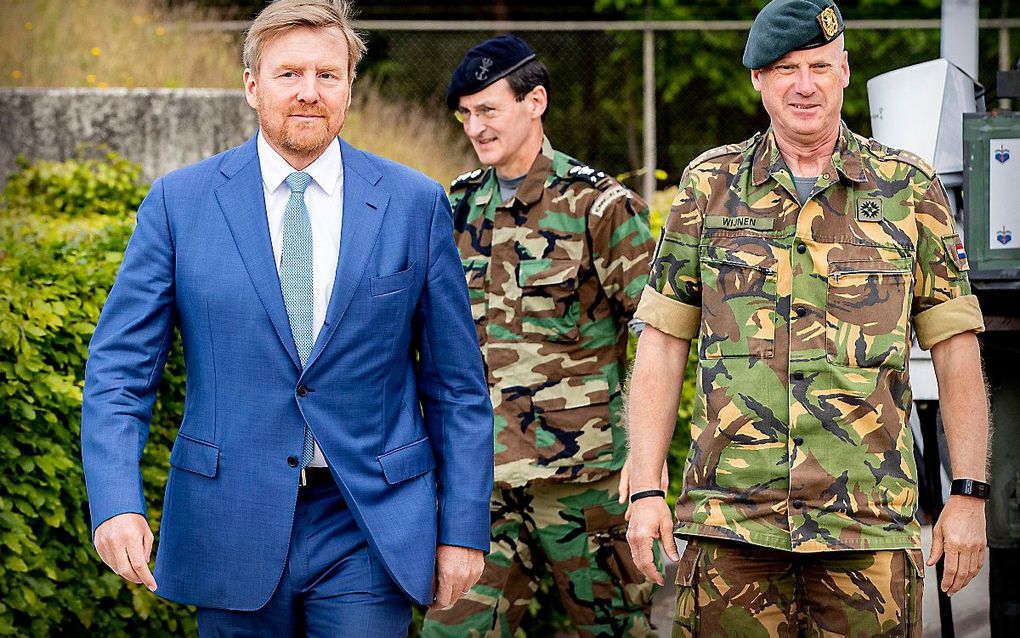 Koning Willem-Alexander arriveert voor zijn bezoek aan het Territoriaal Operatiecentrum (TOC) bij de Bernhardkazerne in Amersfoort. beeld ANP