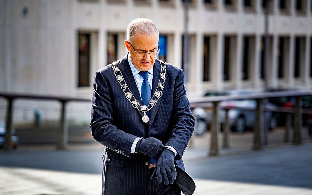 Burgemeester Ahmed Aboutaleb van Rotterdam legt een krans bij standbeeld De Verwoeste Stad tijdens de herdenking van het bombardement op Rotterdam op 14 mei 1940. beeld ANP