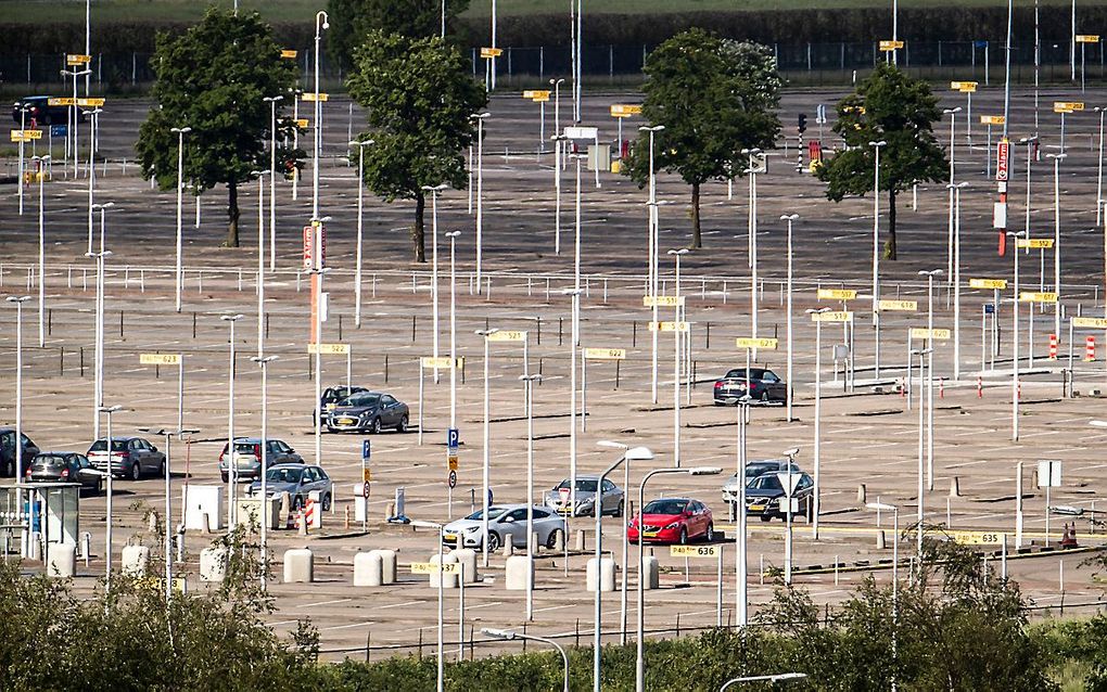 Een leeg parkeerterrein bij luchthaven Schiphol. Vanwege de coronacrisis worden er veel minder vluchten uitgevoerd. beeld ANP, Remko de Waal