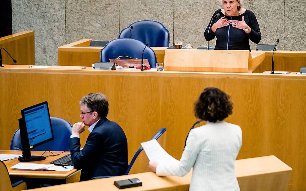 Sadet Karabulut (SP, wit jasje) diende een motie van wantrouwen in tegen minister Ank Bijleveld van Defensie (CDA, achter het spreekgestoelte). beeld ANP