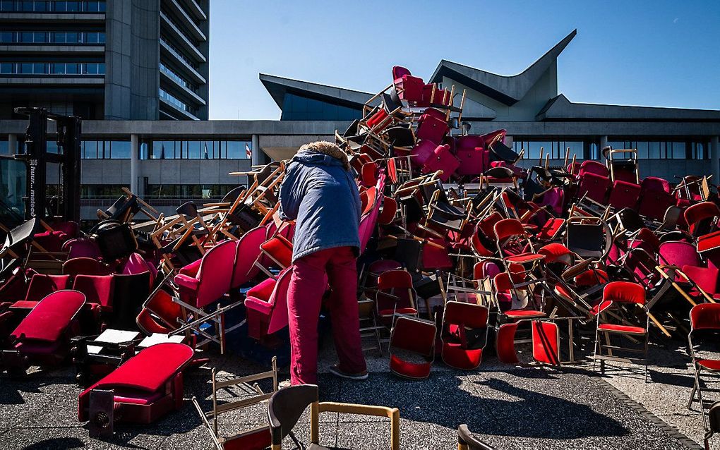 Protest bij de deur van het Brabantse provinciehuis, voorafgaand aan de installatie van het nieuwe College. beeld ANP