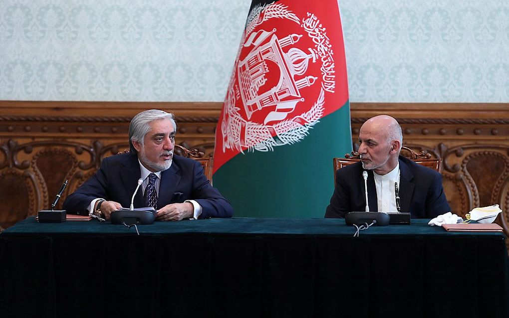 Ashraf Ghani (r.) en Abdullah Abdullah. beeld EPA