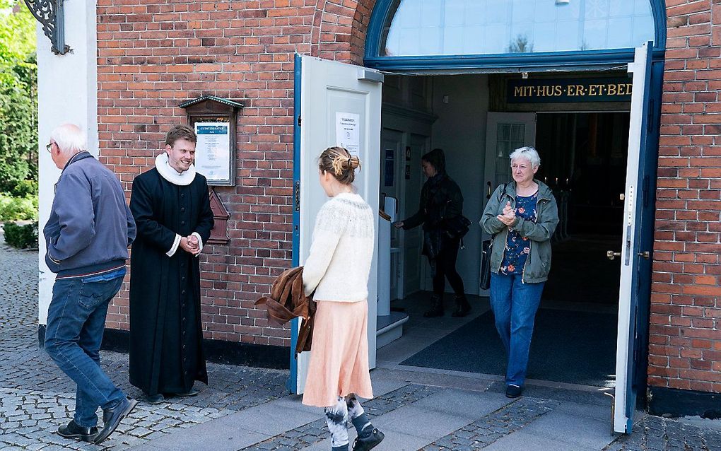 Kerkgangers verlaten het gebouw na de dienst op Hemelvaartsdag in de evangelisch-lutherse gemeente in Kopenhagen. beeld EPA