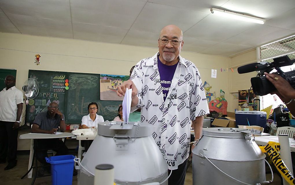 President Bouterse brengt zijn stem uit. beeld ANP