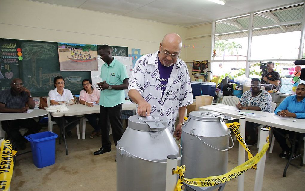 Bouterse brengt zijn stem uit. beeld ANP