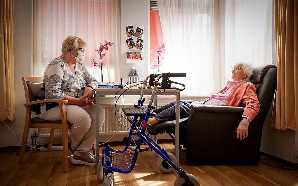 Bezoek in een verzorgingstehuis in coronatijd. beeld ANP, Robin van Lonkhuijsen