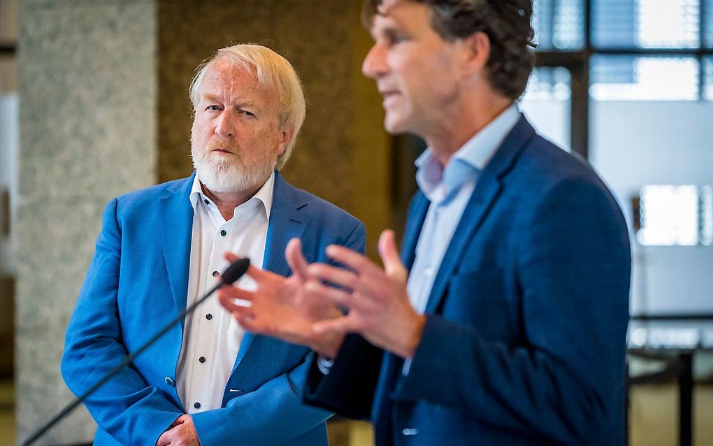 Jaap van Dissel van het RIVM (l.) en Arjan Stegeman (r.) van de Universiteit Utrecht, maandag in de Tweede Kamer. beeld ANP, Lex van Lieshout