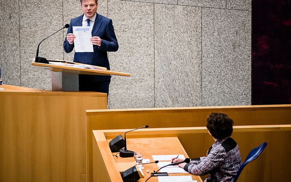 Pieter Omtzigt (CDA) en Staatssecretaris Alexandra van Huffelen (Financien) tijdens een debat over het stopzetten van de kinderopvangtoeslag. beeld ANP