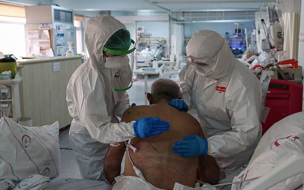 Een Covidpatiënt wordt behandeld op een ic in het Turkse Instanbul. Ernstig zieke coronapatiënten blijken over het algemeen opvallend lage vitamine K-waardes in hun bloed te hebben. beeld EPA, Sedat Suna