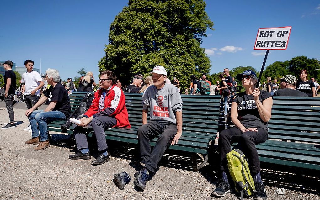 Actievoerders zijn bijeengekomen op de Koekamp in Den Haag in protest tegen de coronamaatregelen. beeld ANP