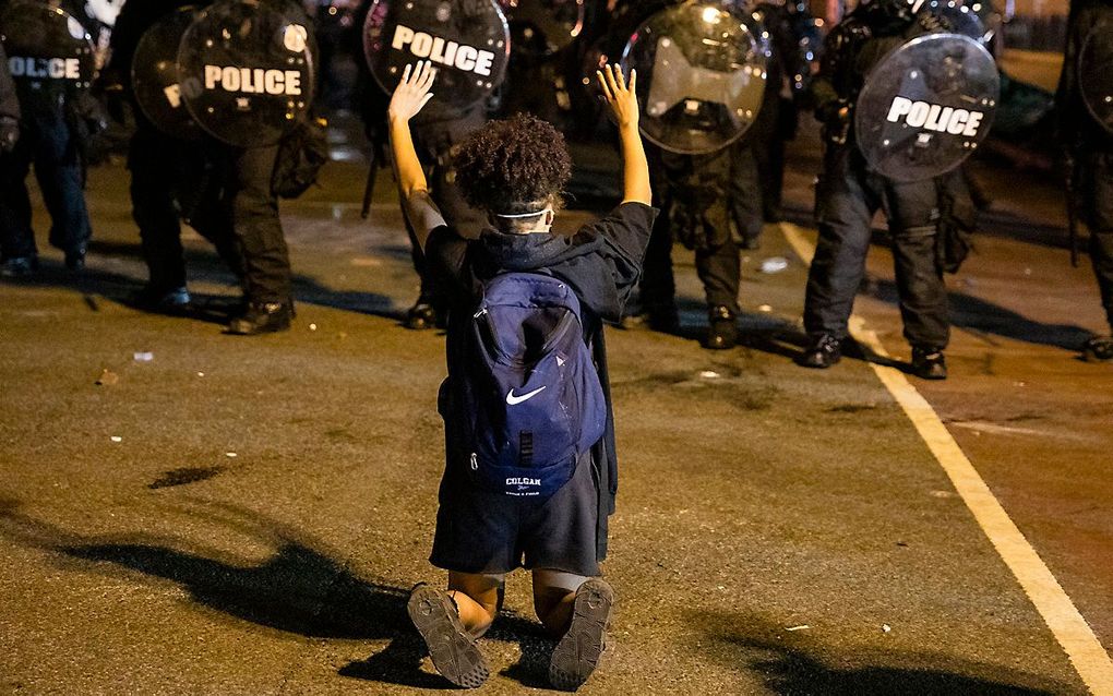 Een demonstrant tegenover de politie in Washington. beeld AFP