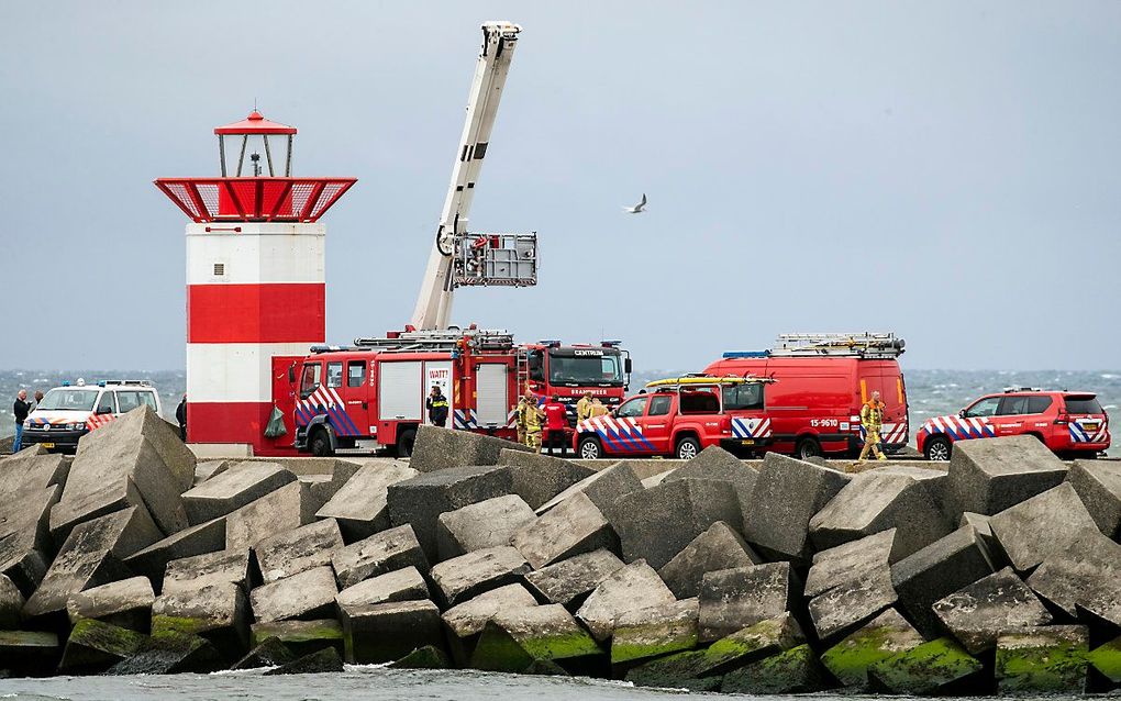 Hulpdiensten bij het Noordelijk Havenhoofd in Scheveningen. beeld ANP